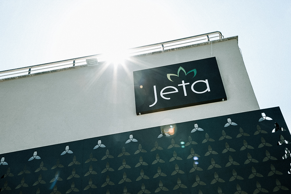 A building with the word Jeta on the side
